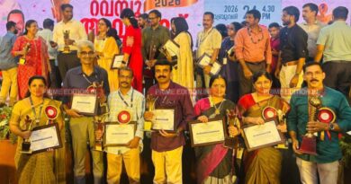 റവന്യൂ അവാര്‍ഡുകള്‍ ഏറ്റുവാങ്ങി, ഉണ്ണികുളം മികച്ച വില്ലേജ് ഓഫീസ്