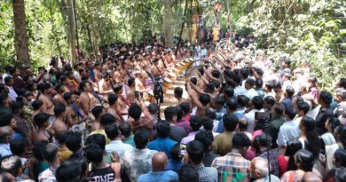 പൊയിൽക്കാവ് ദുർഗ്ഗാ – ദേവി ക്ഷേത്ര മഹോത്സവത്തിന്റെ ഭാഗമായി പടിഞ്ഞാറെ കാവിൽ കാലത്ത് കുളിച്ചാറാട്ട്