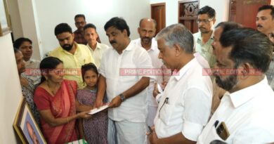 യു ഡി എഫ് സ്ഥാനാര്‍ഥി കെ. പ്രവീണ്‍കുമാറിന് കെട്ടിവയ്ക്കാനുള്ള തുക നല്‍കി