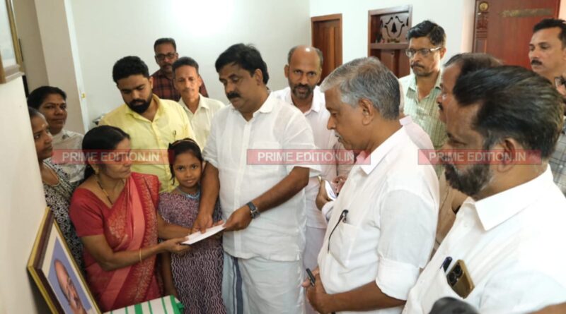 യു ഡി എഫ് സ്ഥാനാര്ഥി കെ. പ്രവീണ്കുമാറിന് കെട്ടിവയ്ക്കാനുള്ള തുക നല്കി യു ഡി എഫ് സ്ഥാനാര്ഥി കെ. പ്രവീണ്കുമാറിന് കെട്ടിവയ്ക്കാനുള്ള തുക നല്കി